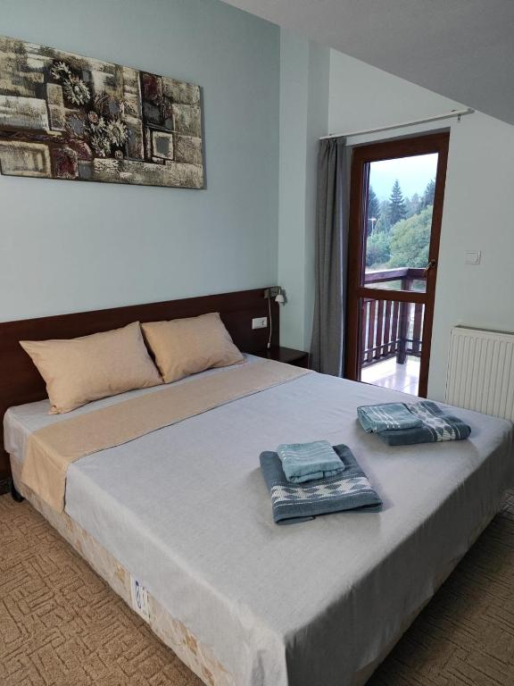 Postel nebo postele na pokoji v ubytování Shekerdejiiski guest house bansko