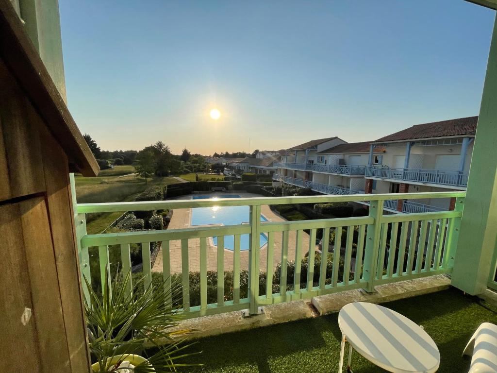 balcón con vistas a la piscina en Unappartalamer Vue Golf de Pornic et piscine en Pornic