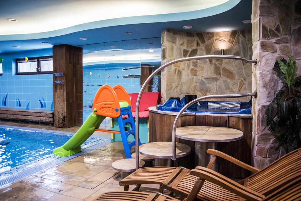 Bazén v ubytování Hotel Elegance nebo v jeho okolí