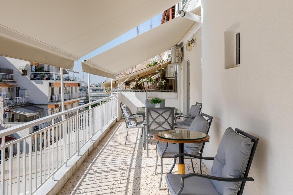 - un balcon avec des chaises et une table dans un bâtiment dans l'établissement Stavroula's House City Center, Penthouse, à Thessalonique