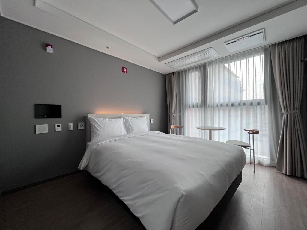 Postel nebo postele na pokoji v ubytování Sollago Myeongdong Hotel & Residence