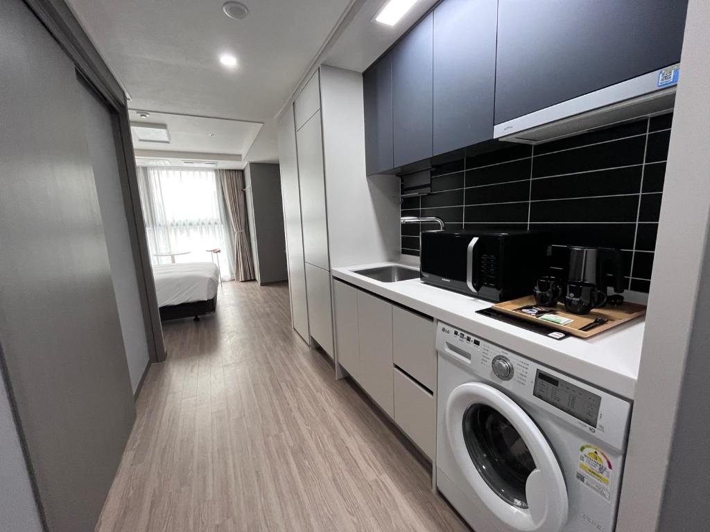 Kuchyň nebo kuchyňský kout v ubytování Sollago Myeongdong Hotel & Residence