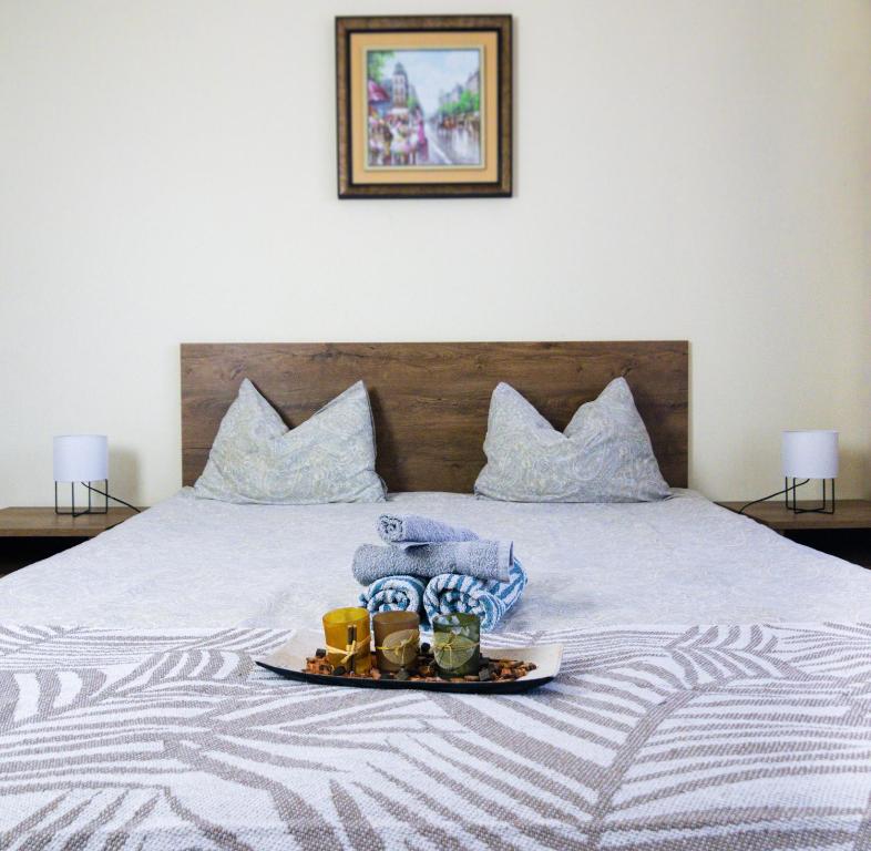 - un plateau de chaussures et de serviettes sur un lit dans l'établissement Best Apartment Central, à Hunedoara