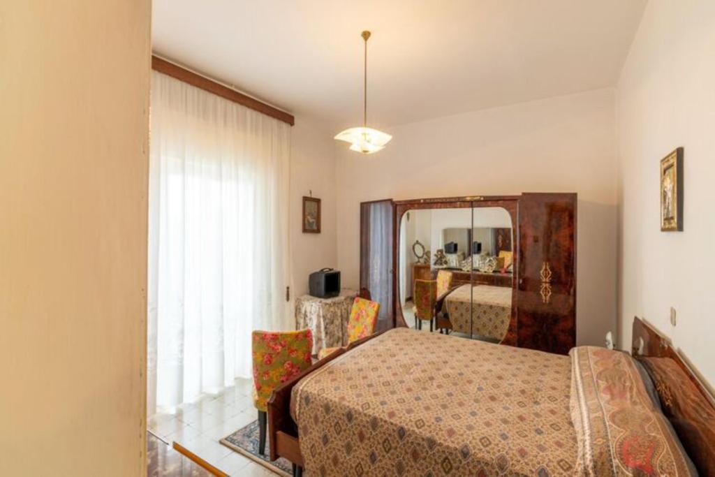 Casa Romano في Polino: غرفة نوم بسرير ومرآة