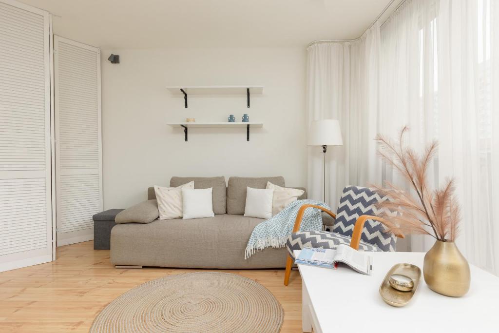 sala de estar con sofá y mesa en Central Warsaw Apartment with Home Office by Renters, en Varsovia