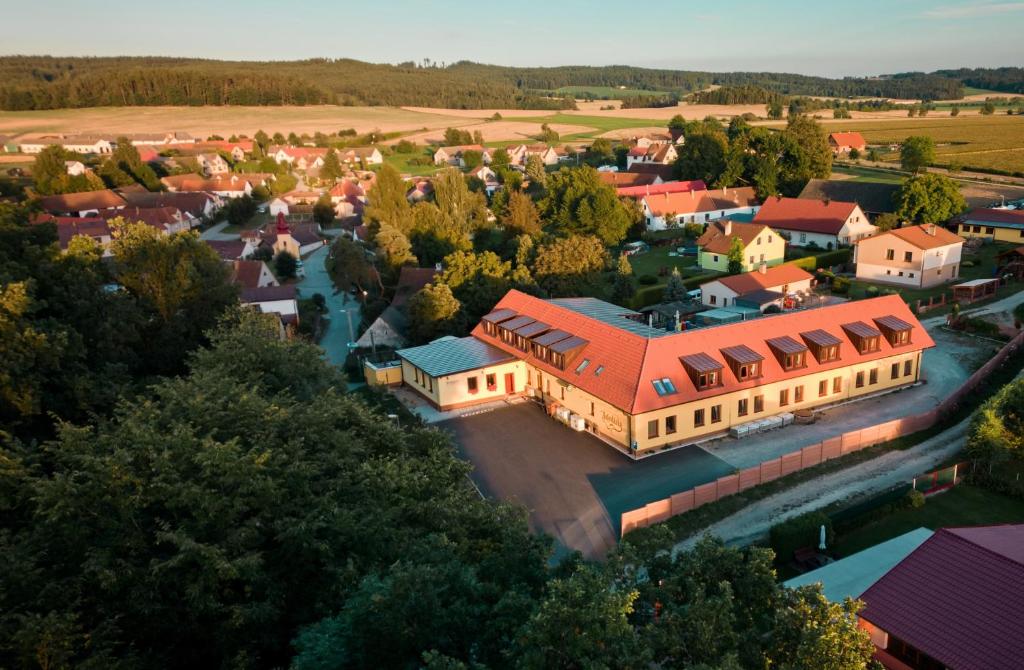 una vista aérea de una pequeña ciudad con edificios en Penzion Zlatovláska u zámku Červená Lhota, en Jižná