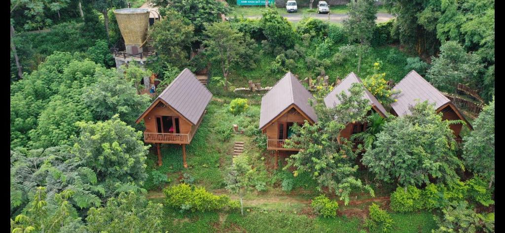- une vue aérienne sur une maison dans la forêt dans l'établissement Khu Du Lịch Sinh Thái AkoEa, à Buôn Ma Thuột