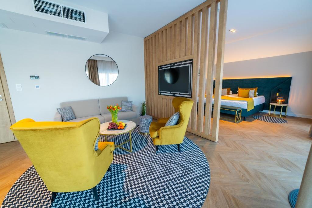 Telewizja i/lub zestaw kina domowego w obiekcie Hotel Mazurski Raj