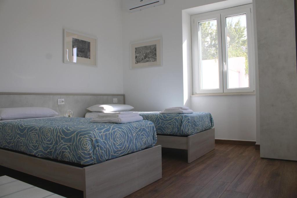 カルタニッセッタにあるLa Dimora di Don Salvatoreの白い部屋 ベッド2台 窓付