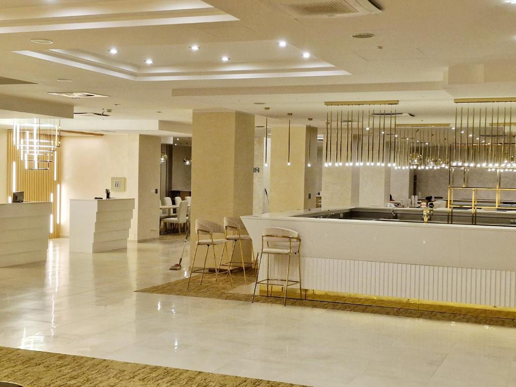 una hall con bar e sedie in un edificio di Blue&Green Baltic Hotel mediSPA&fit a Kołobrzeg