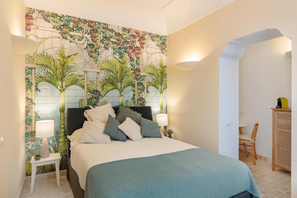 1 dormitorio con 1 cama con pared de flores en Appartamento a Capri a pochi passi dalla Piazzetta, en Capri