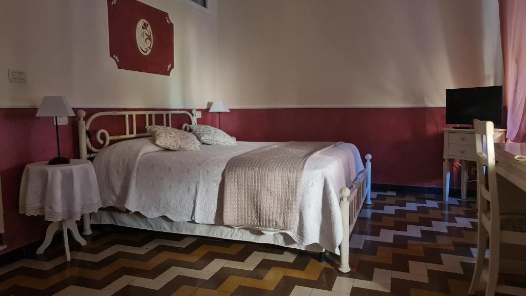 1 dormitorio con 1 cama con reloj en la pared en Cà del Vescovo, en Imperia