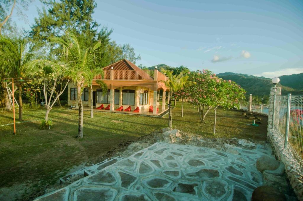 una casa con un estanque en el patio en GILI VIEW By Kalma, en Teluknarat