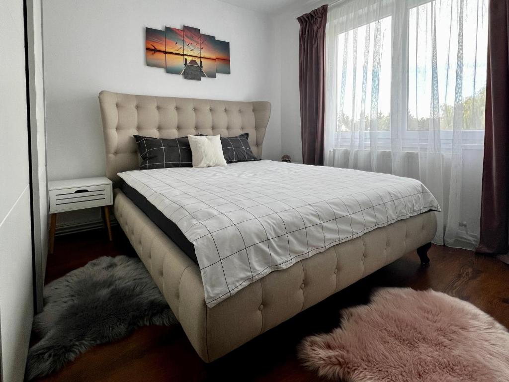 Un dormitorio con una cama grande y una ventana en Your cozy place en Târgu Mureș