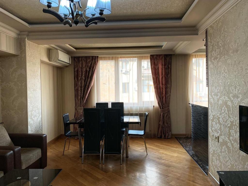 sala de estar con mesa de comedor y sillas en Spacious apartment near the Republic Square of Yerevan 25 49 en Ereván