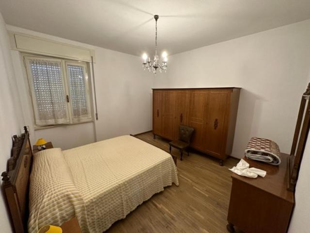 um quarto com uma cama, uma cómoda e uma secretária em APPARTAMENTO GYNKgO em Ponte San Giovanni