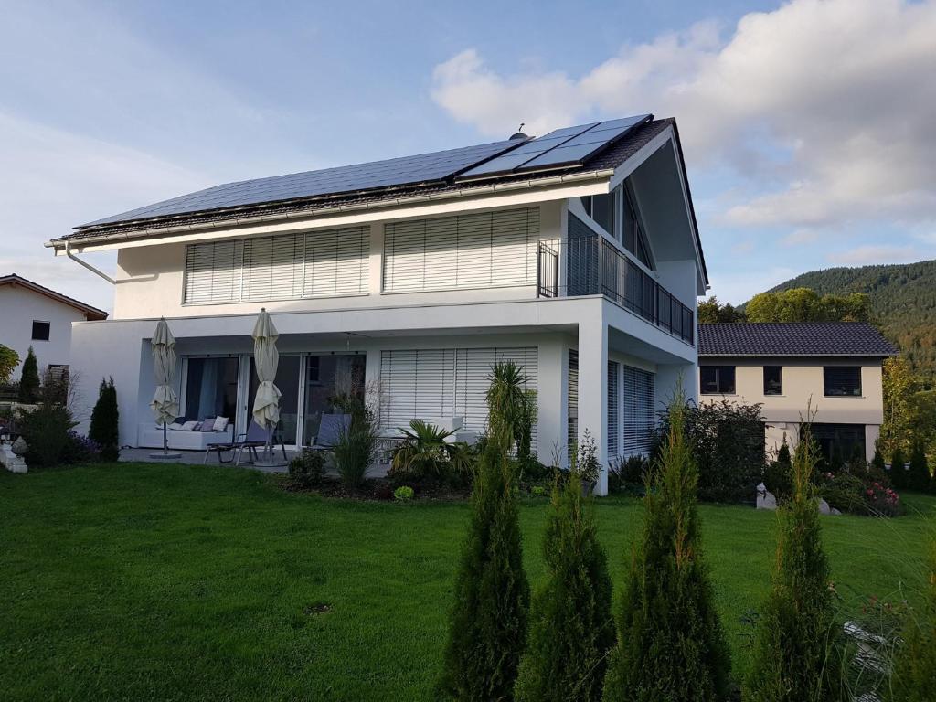 een wit huis met zonnepanelen erop bij Alpenloft Inzell in Inzell
