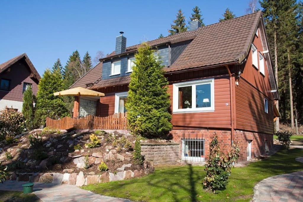 ein braunes Haus mit braunem Dach in der Unterkunft Harzhaus Romantica in Hahnenklee-Bockswiese
