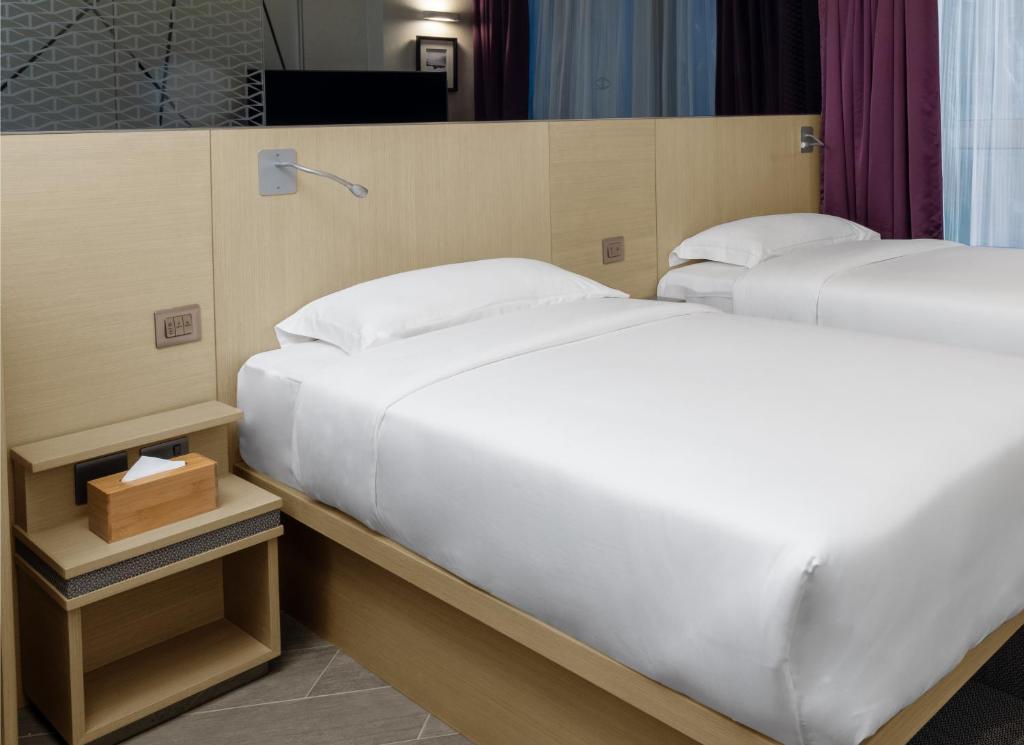 Rúm í herbergi á Starphire Hotel