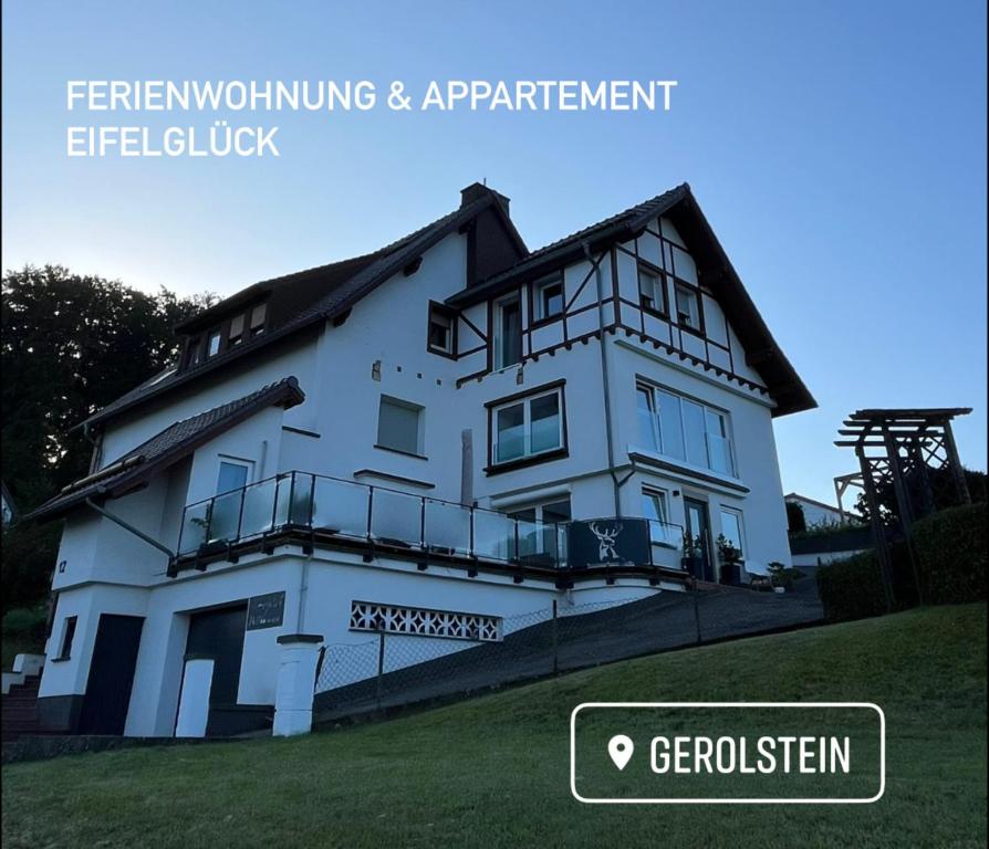 een wit huis met de woorden fremontivating appartement epiderich bij Ferienwohnung Eifelglück - b44654 in Pelm