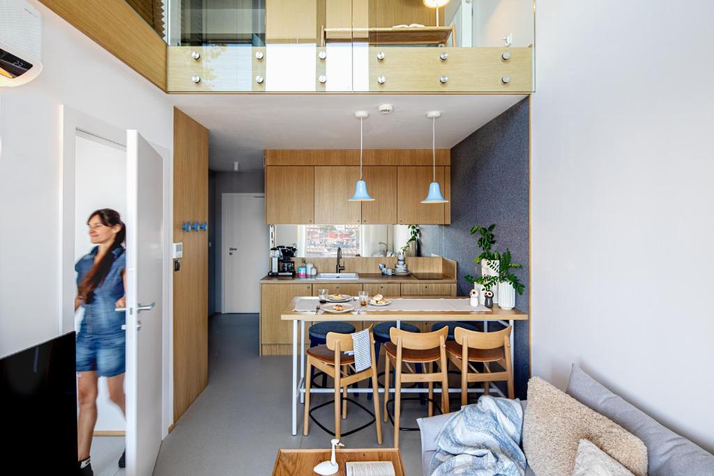 Η κουζίνα ή μικρή κουζίνα στο Penthouse Lighthouse Mrzeżyno z prywatna sauną SurfingBird