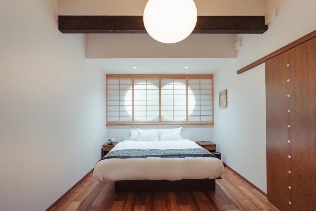 Postel nebo postele na pokoji v ubytování 谷町君 星屋 神泉ノ宿 二条城