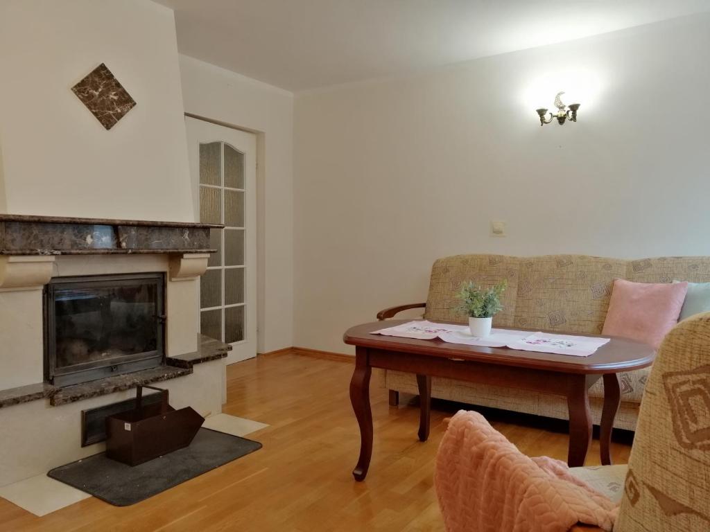 sala de estar con chimenea y mesa en Pokoje nad jeziorem Gdańsk en Gdansk