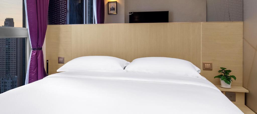 Rúm í herbergi á Starphire Hotel