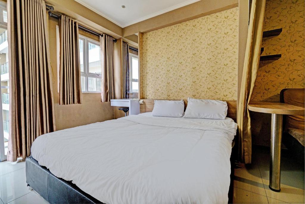 ein Schlafzimmer mit einem großen Bett in einem Zimmer in der Unterkunft OYO Life 93065 Apartemen Gateway Pasteur By Glory Rent in Bandung