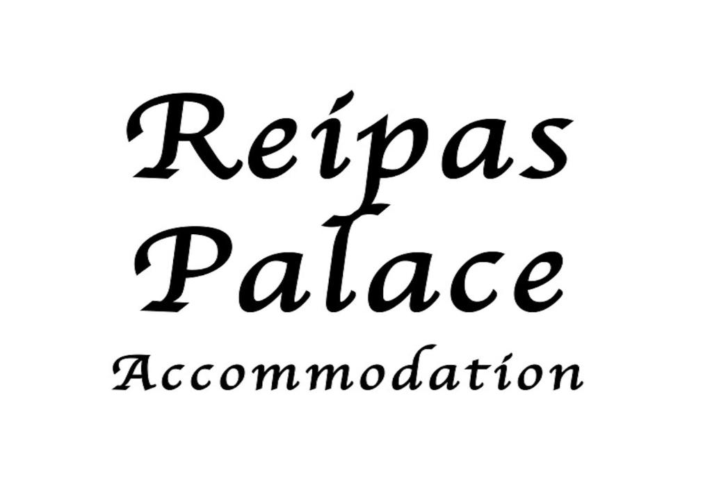 Una señal que dice que la asociación palaciego escribió a mano en Reipas Palace, en Kotka