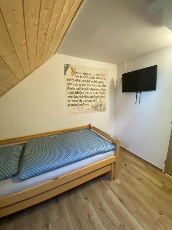Postel nebo postele na pokoji v ubytování WBS Vinařství U Lisu Znojmo 6345