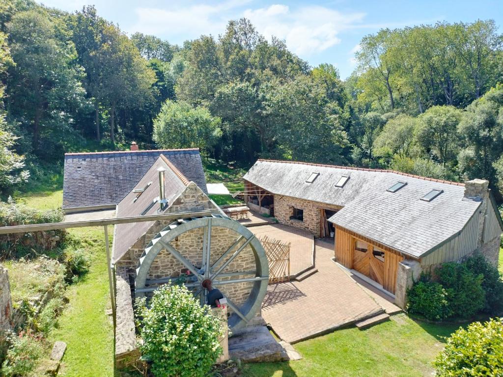 Pont-Croixにあるmoulin dans les bois - Finistèreの納屋と工場の空中写真