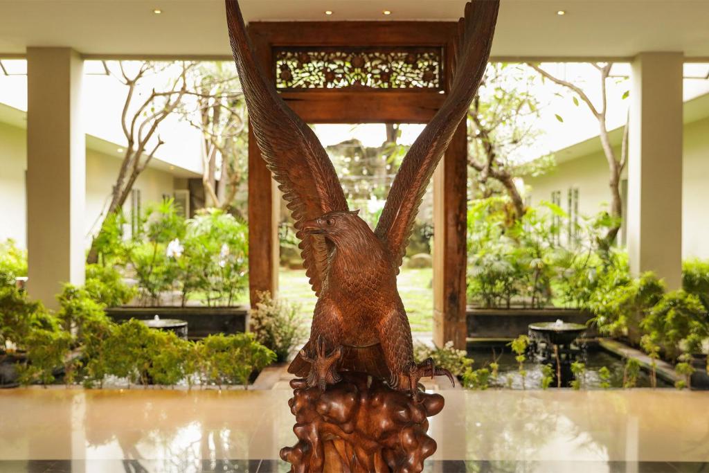 een standbeeld van een vogel op een tafel bij Bale Ocasa in Tangerang