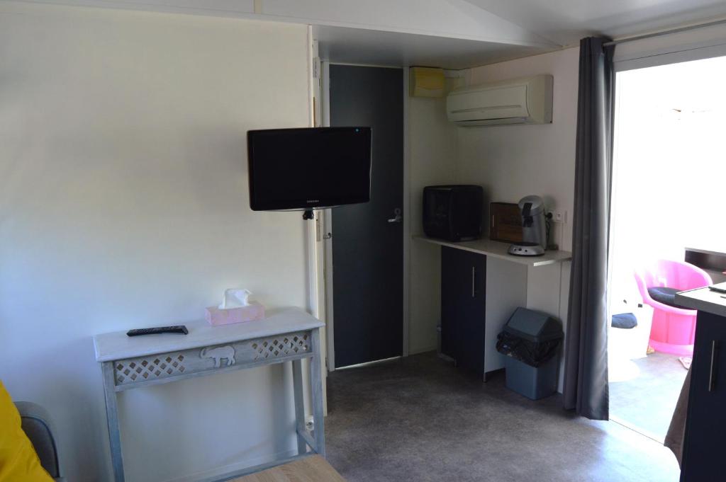 TV a/nebo společenská místnost v ubytování Mobil Home 4 personnes