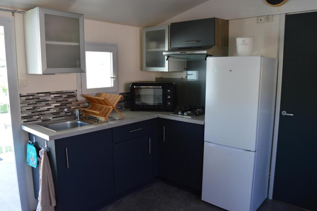 Kuchyň nebo kuchyňský kout v ubytování Mobil Home 4 personnes