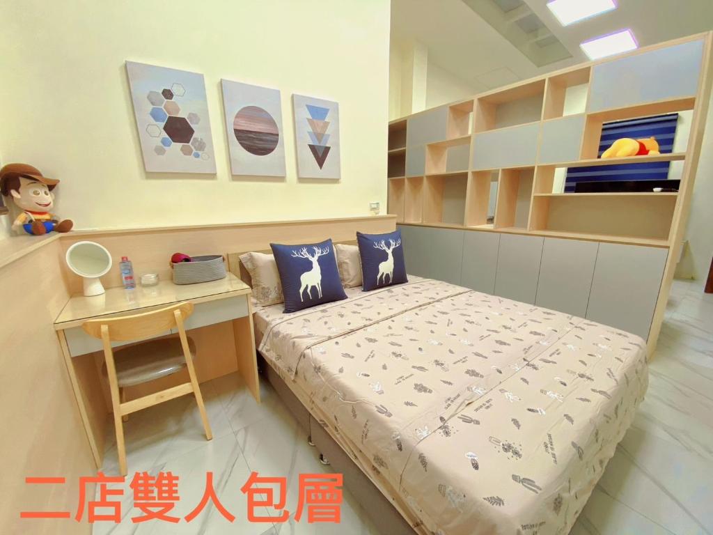 Habitación pequeña con cama y escritorio. en Unique Homestay en Tainan