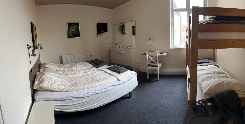 Postel nebo postele na pokoji v ubytování Grenaa Hostel