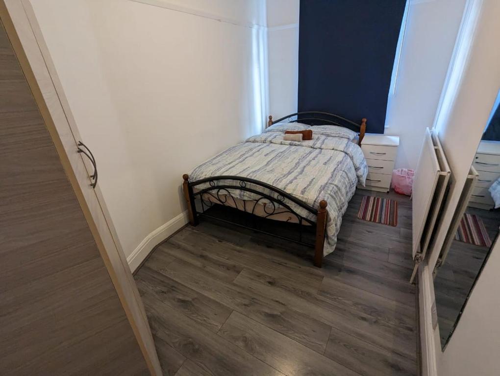 1 dormitorio pequeño con 1 cama y suelo de madera en RAHAL HACKNEY en Londres