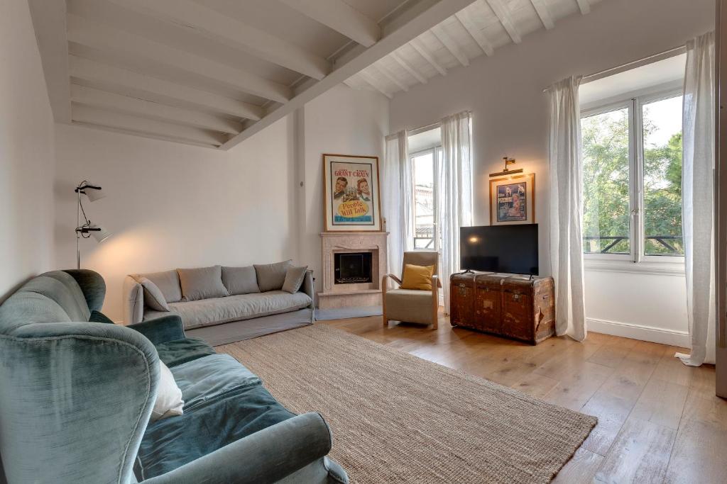 un soggiorno con divano e camino di Mamo Florence - Il Prato Apartment a Firenze