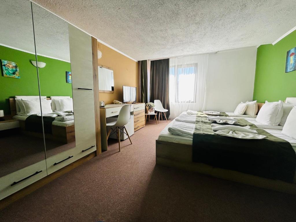 Postel nebo postele na pokoji v ubytování Grami Hotel
