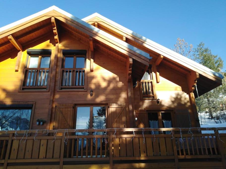 布里昂松Séjour en famille dans un chalet cosy!的小木屋设有门廊和阳台