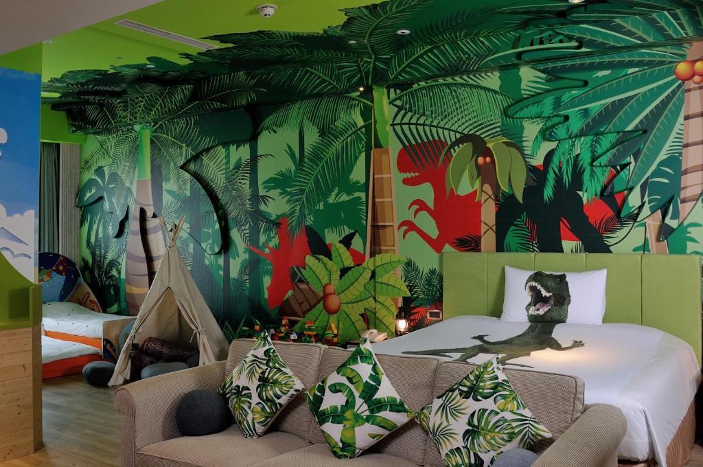 a bedroom with a mural of palm trees and a bed at E-DA Royal Hotel in Dashu