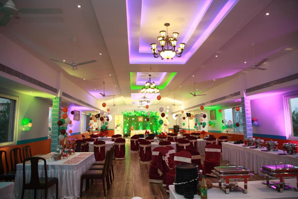 Restaurace v ubytování Sangam Inn Hotel & Banquets