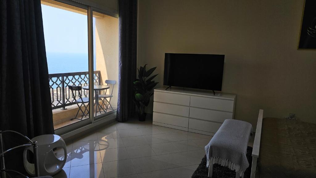 Uma televisão e/ou sistema de entretenimento em Full Sea view studio