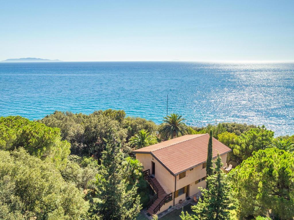 uma vista aérea de uma casa ao lado do oceano em Azienda Agricola Club Le Cannelle em Talamone