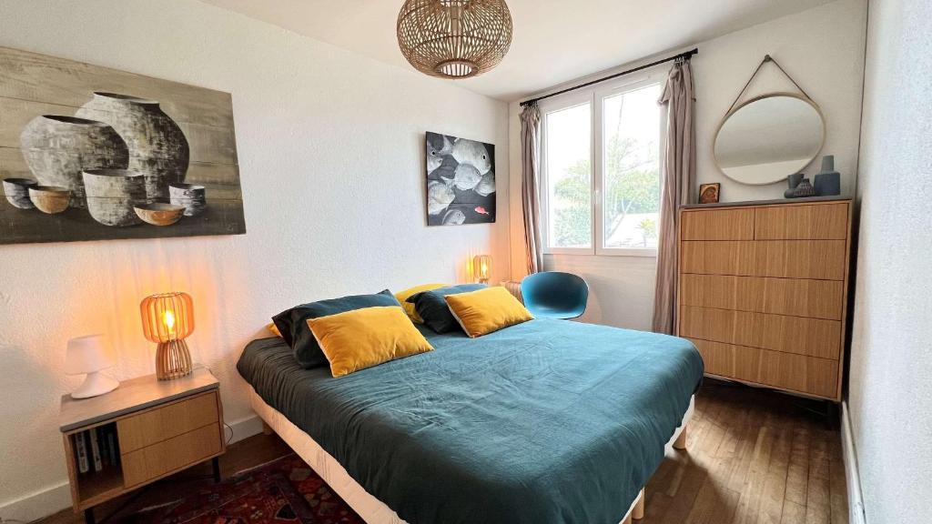 Postel nebo postele na pokoji v ubytování Charmante maison avec annexe - jardin - parking - proche plages