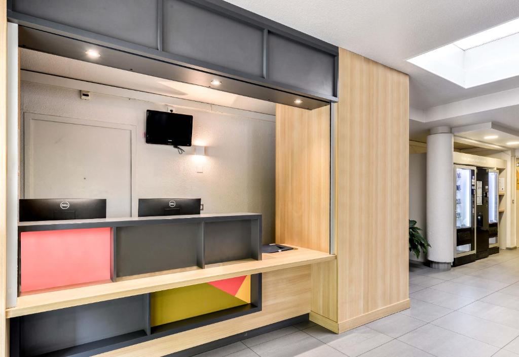 TV a/nebo společenská místnost v ubytování B&B HOTEL Montpellier 1