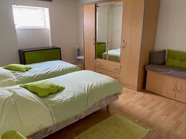 1 Schlafzimmer mit 2 Betten und einem Spiegel in der Unterkunft Gîte au Champagne Jean Milan 