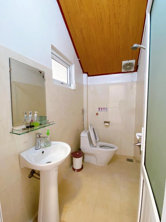un bagno con lavandino e WC di Villa Tường Vy - Đà Lạt a Da Lat