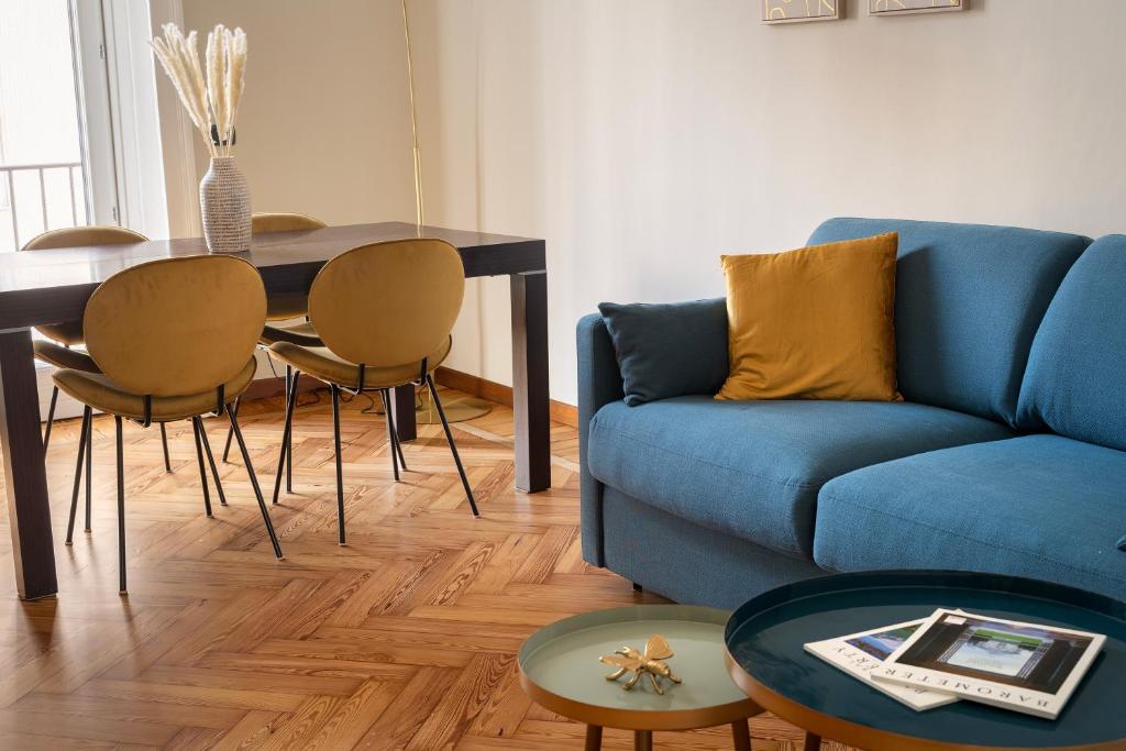 a living room with a blue couch and a table at santa tecla living faravelli 4 in Milan